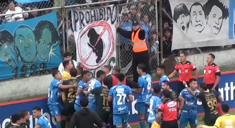 Még a szurkolók is beszálltak egy tömegverekedésbe, hét piros lapot hozott a focimeccs