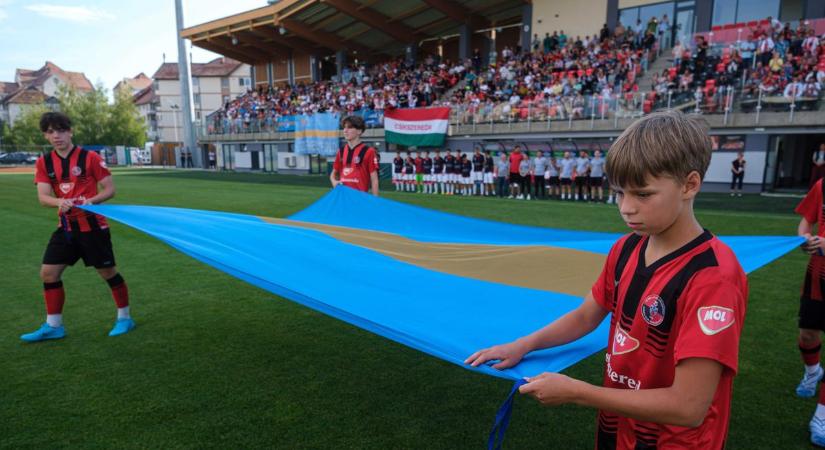 Törvénysértőnek nevezték a magyar és székely zászlókat a Csíkszereda stadionjában