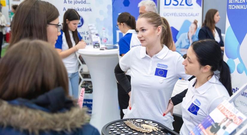 Fiatal diákok lepték el a debreceni bevásárlóközpontot – ez érdekelte mindannyiukat – fotókkal, videóval