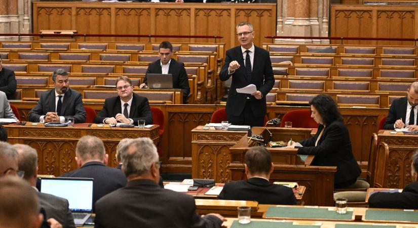 Rétvári Bence: a drága autók miatt lett gyanús Juhász Péter Pál