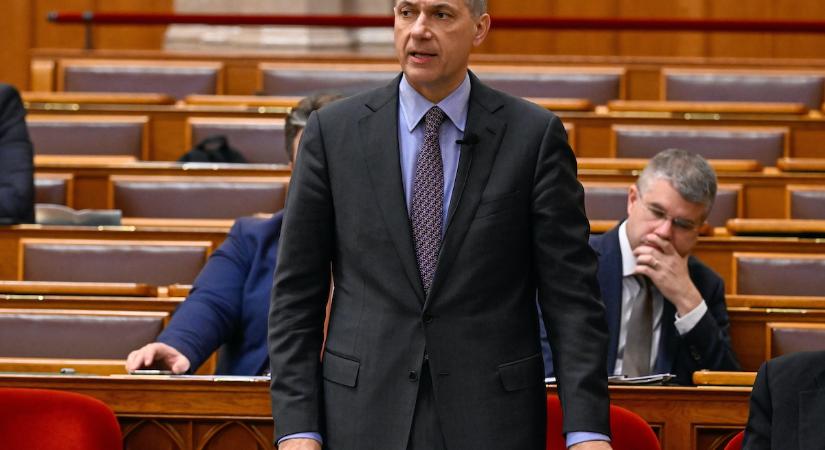 Lázár János várja a képviselők javaslatait, hol újítsanak fel utakat