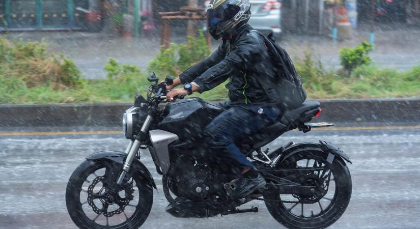 Esőben motorozol? Ezek a felszerelések életet menthetnek