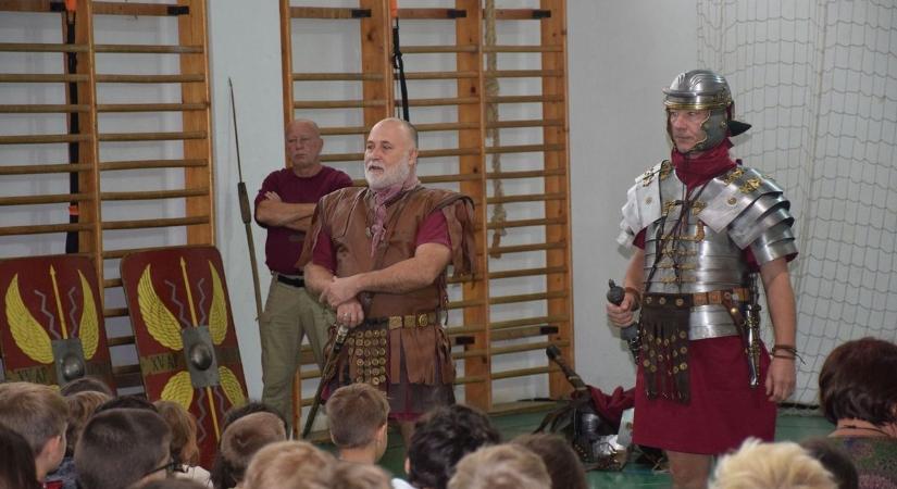 Római legionáriusnak öltözhettek a gyerekek, valóban rendhagyó volt a történelemóra (galéria)