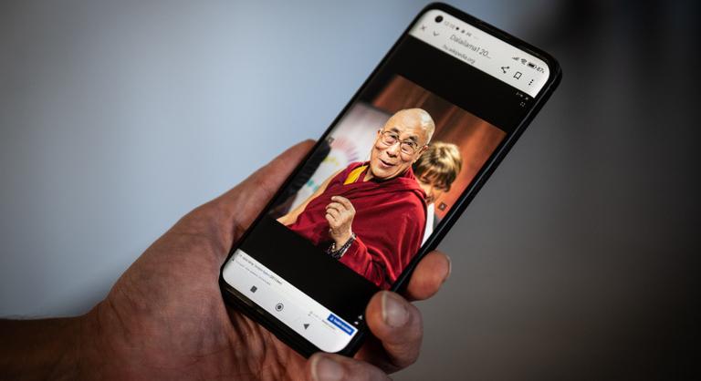 Börtönnel játszik Tibetben, aki mobiljában tárolja a dalai láma képét, vagy kiteszi a falra