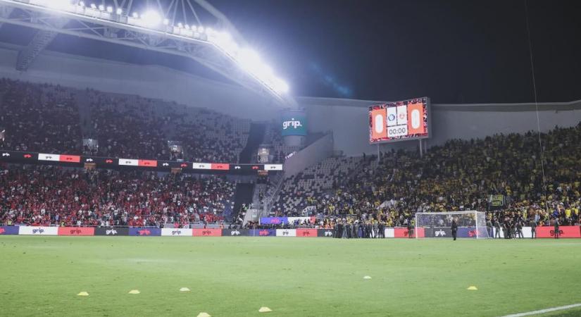 Olyan háborús légkör volt egy stadionban, hogy inkább lefújta a rendőrség a focimeccset
