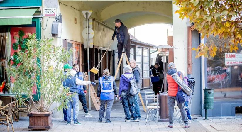 Videón, ahogy közösségi akcióval megszépült a belvárosi kapualj