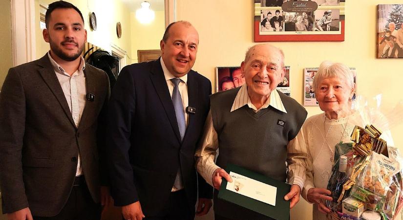 Miniszterelnöki oklevéllel köszöntötték a komáromi öregurat