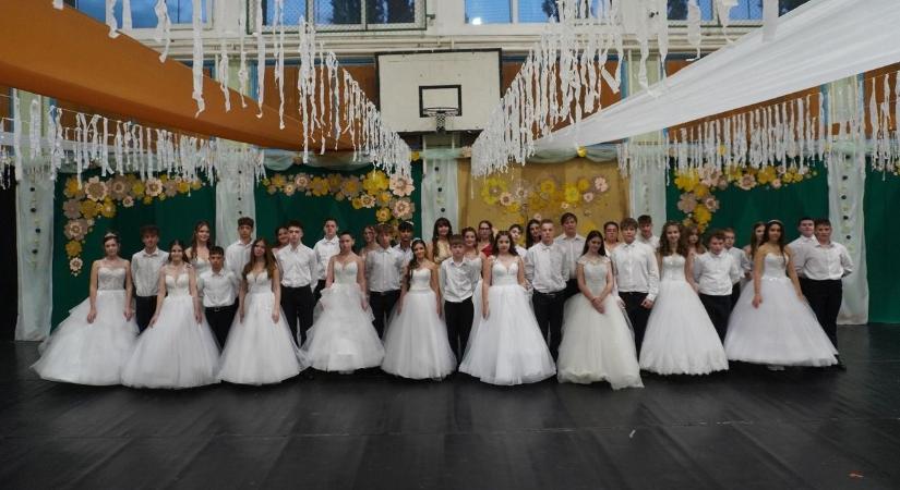 Hajnalig mulattak a tinódis diákok a jótékonysági bálon