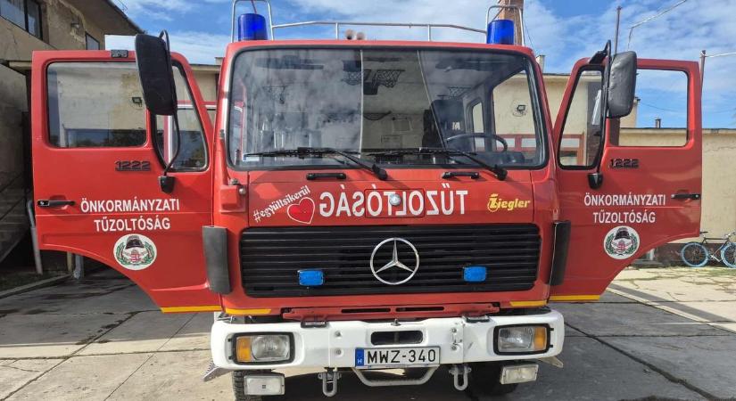 Nagyobb biztonságban a pusztaszabolcsiak az új tűzoltóautó érkezésével