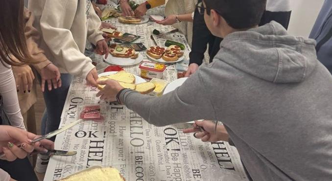 Egy hét alatt 900 adag ételt gyűjtöttek rászorulóknak a budapesti diákok
