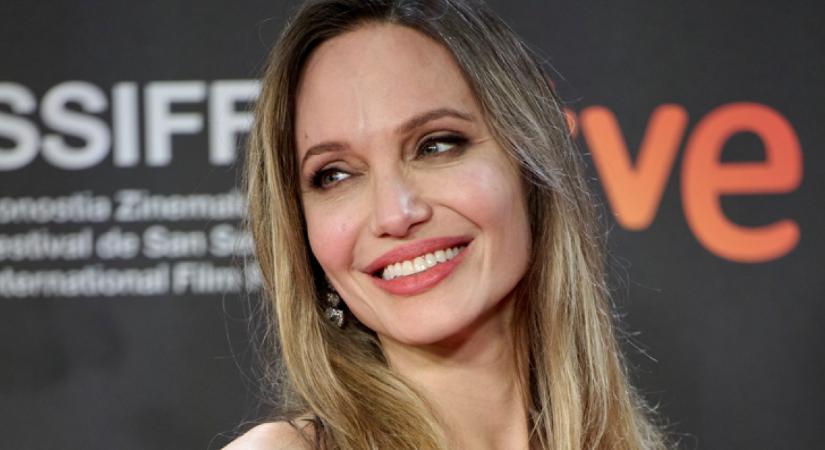 Hatalmas kivágású ruhába bújt Angelina Jolie: rég volt ilyen merész