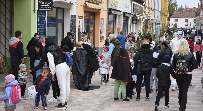 Halloweeni belvárosi forgatag Pápán