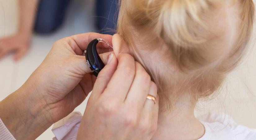Óriási áttörés – a születése óta siket 3 éves kislány a génterápiás kezelés után már hall