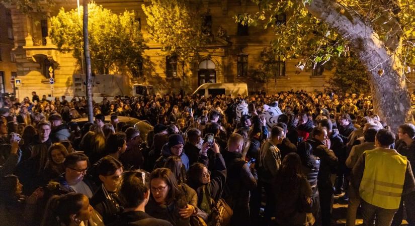 „A tanár nem gép, az egyetem pedig nem gyár!” – tüntettek a BGE hallgatói
