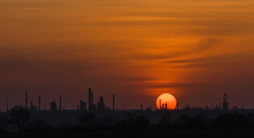 Éjszakai tűz a Mol olajfinomítójában: több vármegye tűzoltói vonultak ki