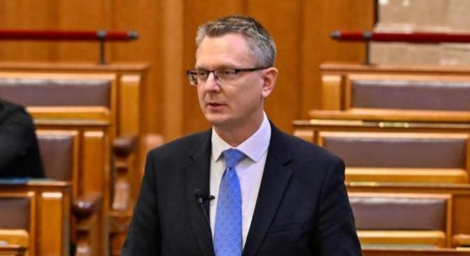 Covid-vakcinákról és e-bautalókról kérdezték Rétvári Bencét