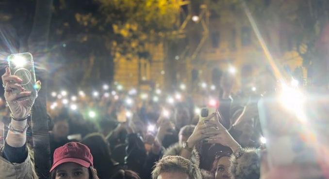 "Volt olyan, hogy délelőtt jelentették be, hogy délután ZH" - a BGE több száz hallgatója tüntetett hétfőn az egyetem átalakításai miatt