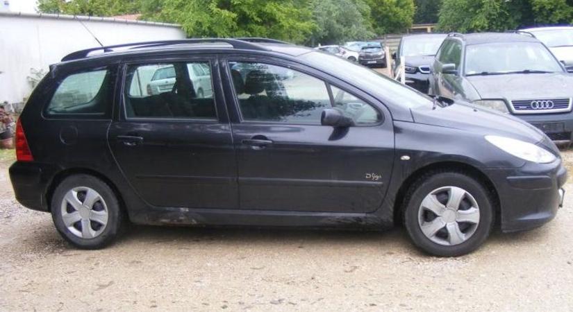A kanárisárga Lada Niva csak a bemelegítés: fillérekért kínálja ezeket az autókat a NAV