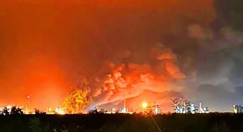 Tűz ütött ki a százhalombattai finomítóban, a lángok kilométerekről látszanak – videóval