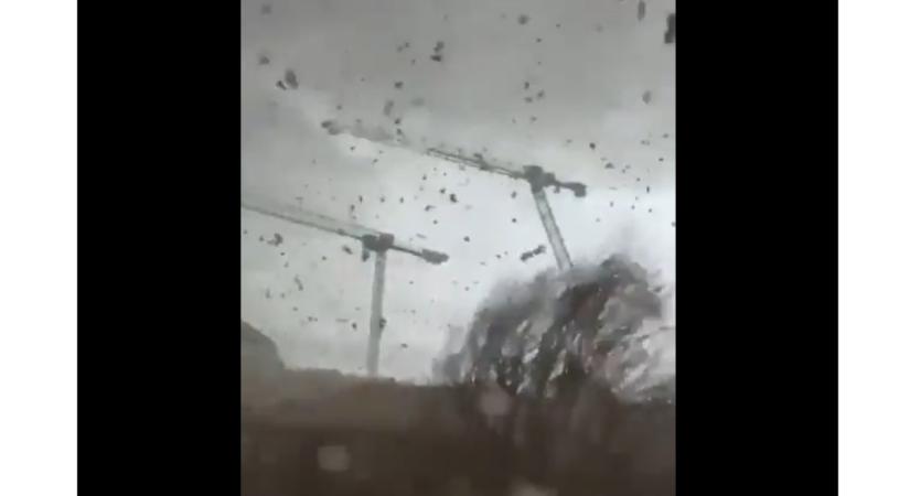 Párizs melletti településnél tombolt egy tornádó  videó