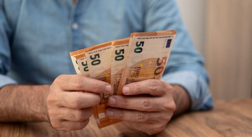 389 fölött az euró – kedd reggelre ismét gyengült a forint
