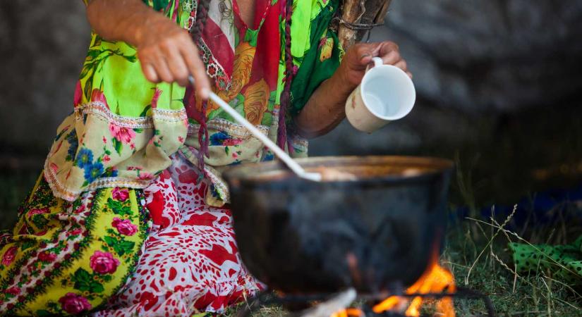 Tüntetésekkel fenyegetnek a Kolozs megyei romák: A hagyományos korai házasság nem jár együttéléssel