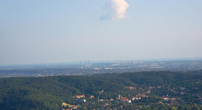 Még dolgoznak az olajfinomítóban keletkezett tűz oltásán