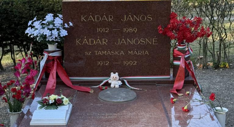 Kádár János sírhelyéről mosolygott az emberekre egy Labubu