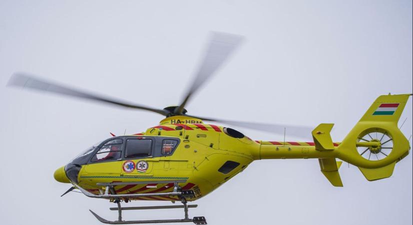 Drámai eset: mentőhelikopter szállt le az autónál, rosszul lett a 40 éves sofőr