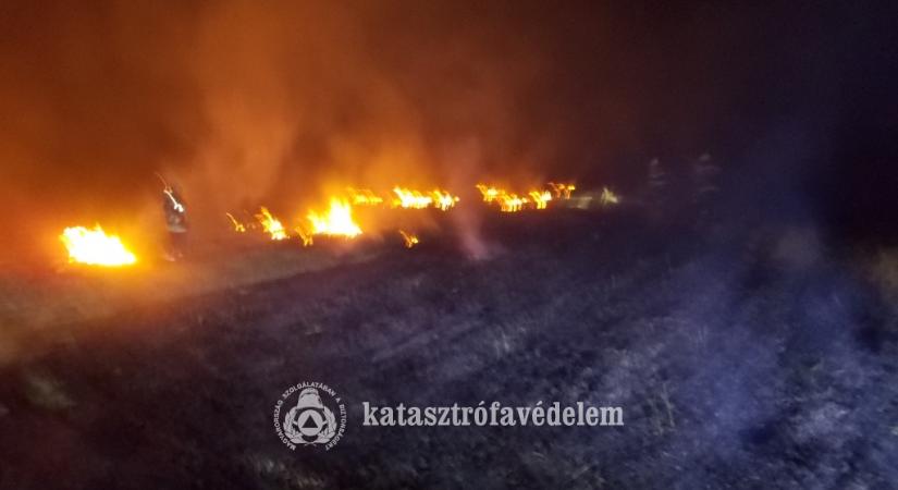 Kigyulladt a növényzet Derecskénél