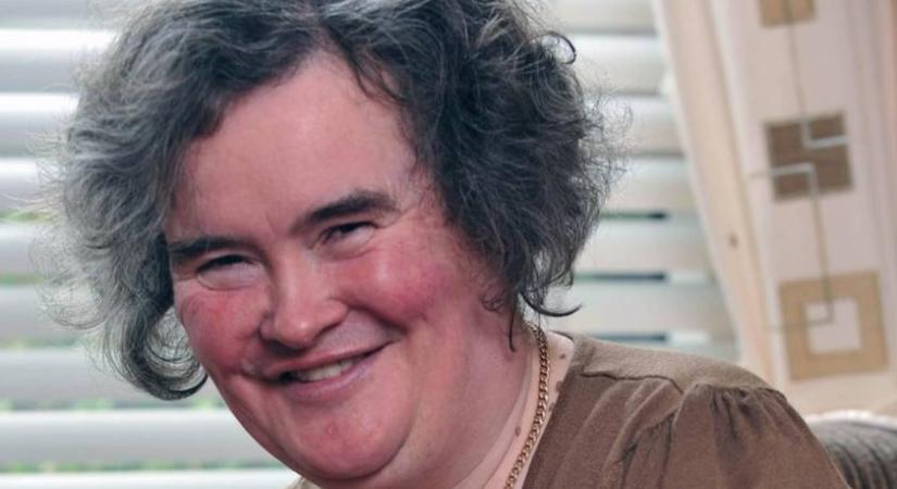 Susan Boyle, a Got Talent sztárja szőke hajjal gálázott: a 64 éves énekesnő csinosabb, mint valaha