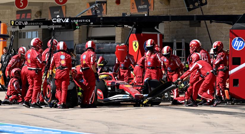 Bejelentették, lecseréli Hamiltont a Ferrari