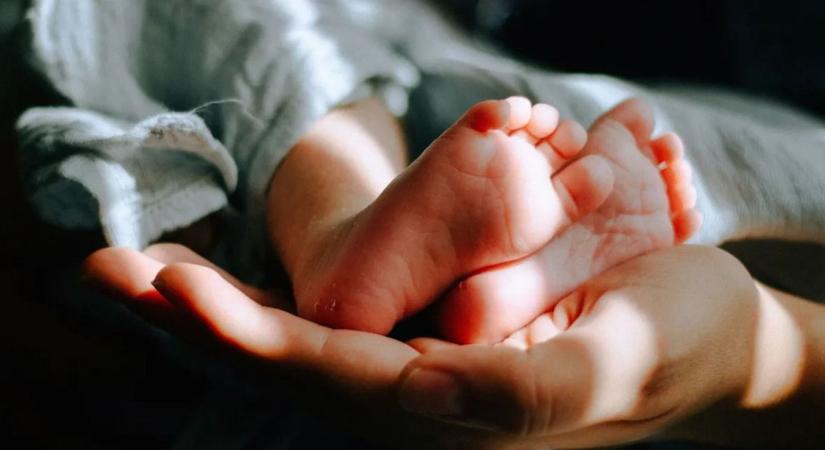 Csecsemőjét bántalmazta a kegyetlen anya – Maradandó károsodást szenvedett a baba
