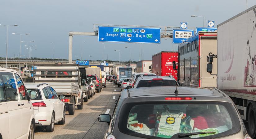Megállt a forgalom az M5-ös autópályán, több kilométeres a dugó