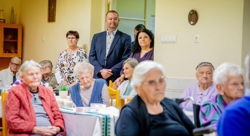 Hála és tisztelet napja: Miskolcon köszöntötték a szépkorúakat