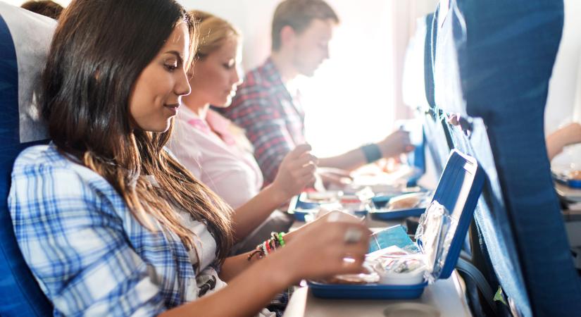 Ingyenessé válik a fedélzeti ellátás az egyik fapados turistaosztályán