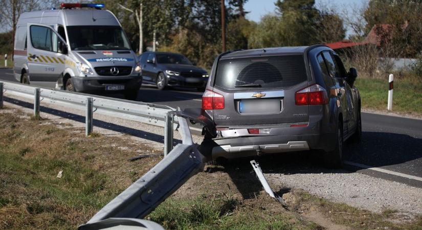 Hatalmas csattanás Debrecen határában, két autó ütközött össze – fotókkal