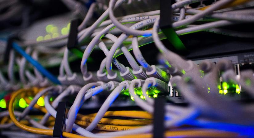 Leállt a fél internet: 500 milliárd forintnál is nagyobb lehet a kár, amit a hétfői kiesés okozott