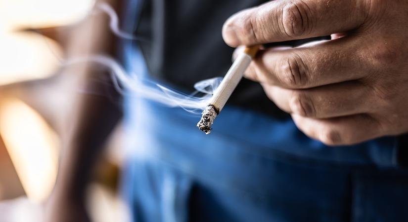 Váratlan fordulat: két tűz közé kerültek a dohányosok