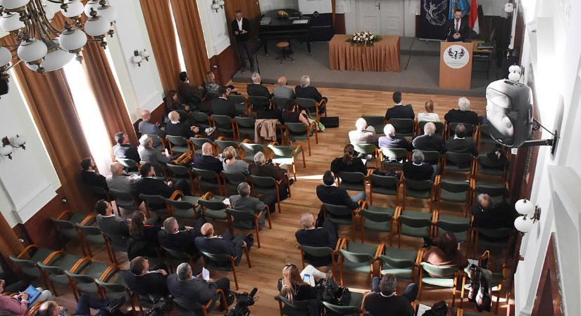 Új digitális pénzügyi trendek lehetőségeiről és veszélyeiről tanácskoztak a jászsági konferencián – galériával