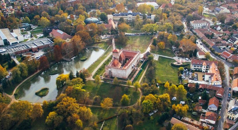 Kétmilliárd forintos fejlesztési program indult a történelmi fürdővárosban