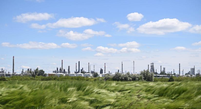 A stratégiai készlet felhasználásának szükségességét is mérlegeli a Mol a százhalombattai tűz nyomán