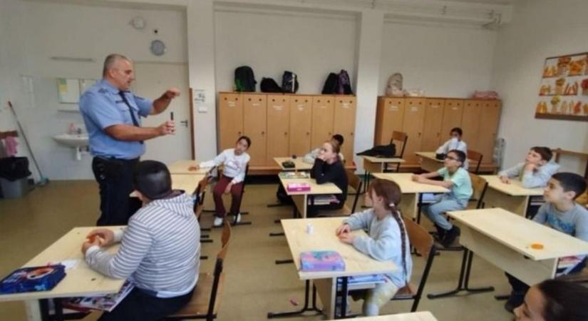 „Ki a jó gyerek?” – kérdezte a rendőr, és most nem igazoltatott!
