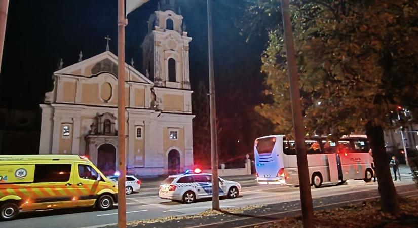 Rejtélyes baleset történt a zalai nagyáruház előtt