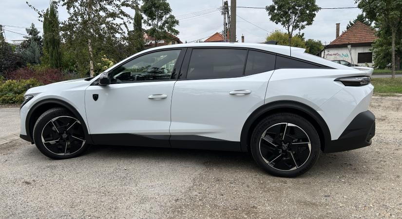 A francia stílus, ami tartalommal is megtelik. Peugeot 408 GT MHEV teszt.