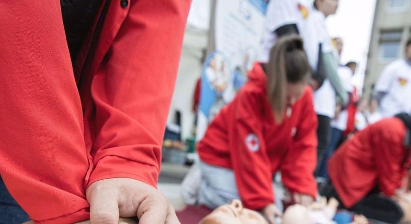 A mentők báljában esett össze egy idős nő, perceken múlt az élete