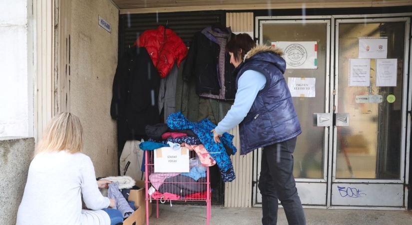 Meleg kabátok, cipők és sálak várják a rászorulókat – újra elindult a Szabadfogas