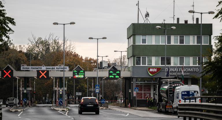 Rendkívüli sajtótájékoztatót tartott a Mol: A finomító újraindult, a tűzesetnek nincs köze a romániai robbanáshoz