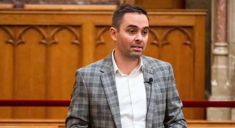 „Kedves uraim, kapjátok be!” – parlamenti felszólalása közben omlott össze a Momentum politikusa (VIDEÓ)