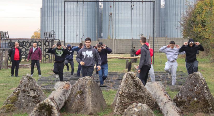 1500 gyereket mozgat meg a 63. Bázis